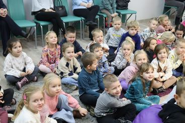 Wieluń: Biblioteka Miejska zaprosiła dzieci na spotkanie z fotografem Piotrem Pabisiakiem